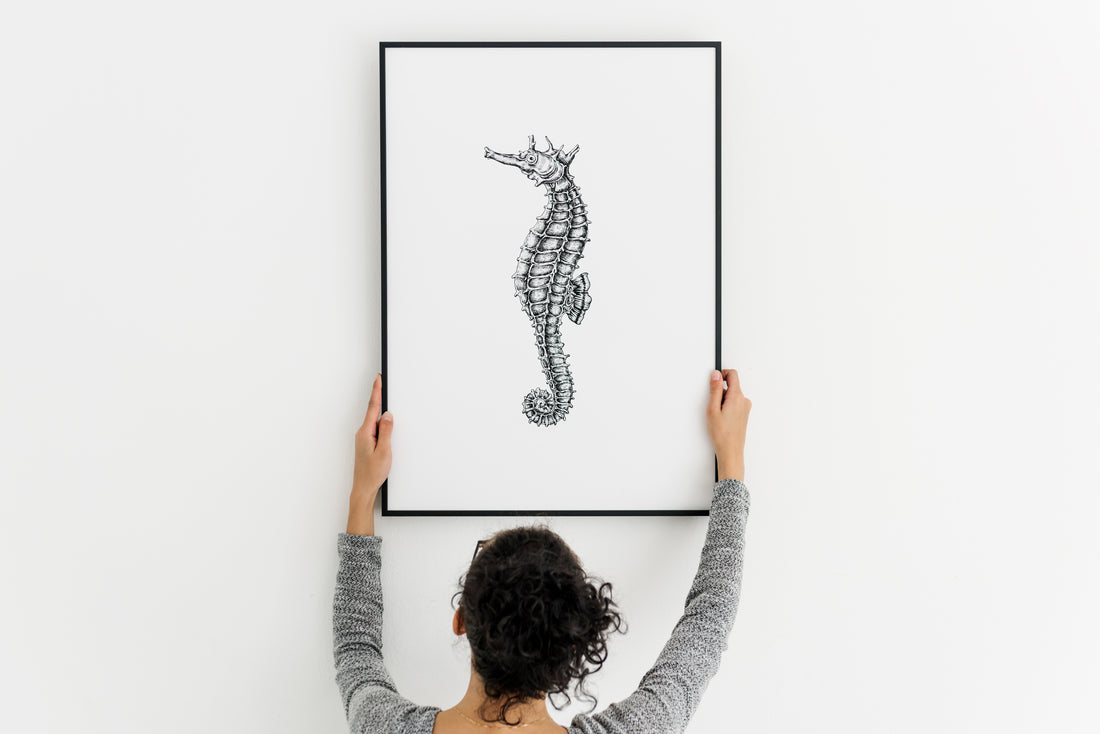 How to hang a picture frame on the wall