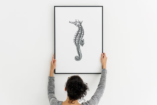How to hang a picture frame on the wall